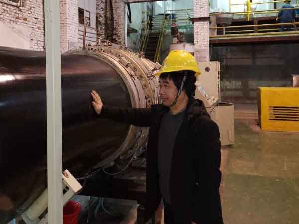 熱烈祝賀我公司研發(fā)的國(guó)內(nèi)的冷頂法高速分子量聚乙烯擠出生產(chǎn)線(xiàn)在江西銅業(yè)試機(jī)成功